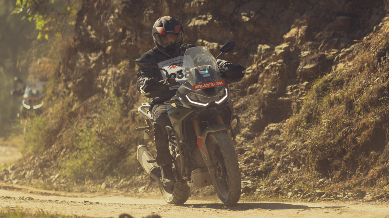 Handling is equally impressive given the 19-inch front wheel. The wide handlebars provide ample leverage, making it easy to lean into corners, while quick directional changes require minimal effort.