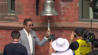 IND vs ENG 4th Test: Wasim Akram rings the five-minute bell ahead of Day 3 at Old Trafford – WATCH | Cricket News